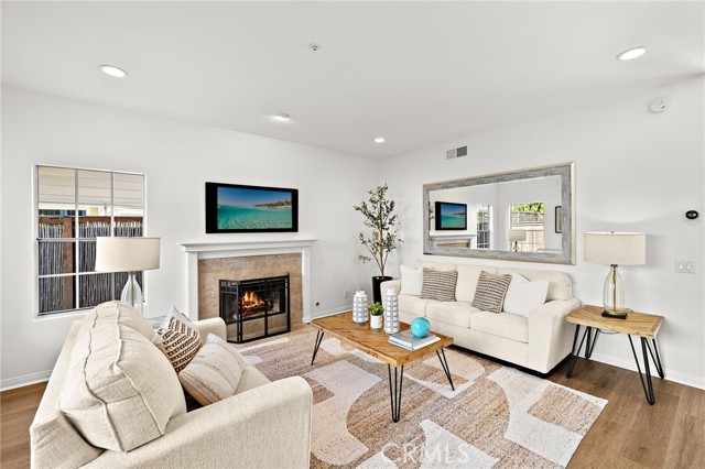Detail Gallery Image 2 of 28 For 2563 Orange Ave #C,  Costa Mesa,  CA 92627 - 3 Beds | 2/1 Baths
