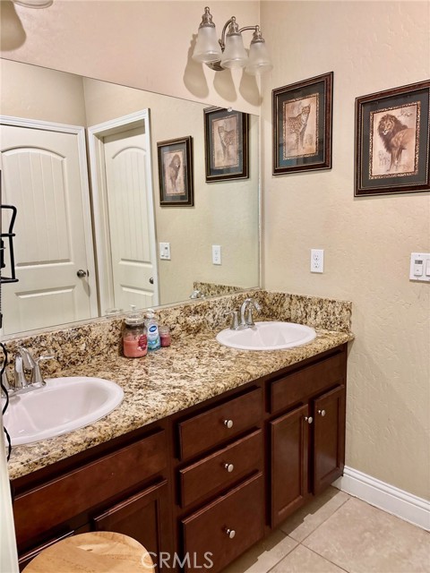 Detail Gallery Image 9 of 15 For 2220 N. Shady St, Visalia,  CA 93291 - 3 Beds | 2/1 Baths