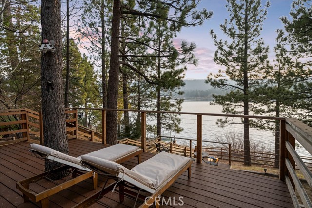 Detail Gallery Image 4 of 37 For 39521 Lake Dr, Big Bear Lake,  CA 92315 - 4 Beds | 2 Baths