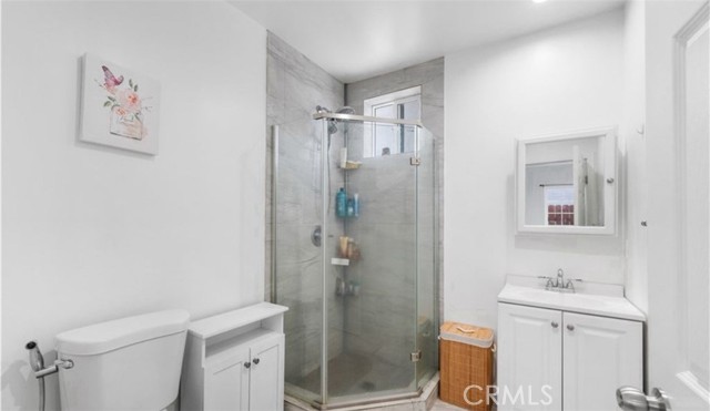 Detail Gallery Image 19 of 25 For 7327 N Loma Verde Ave, Canoga Park,  CA 91303 - 5 Beds | 5 Baths