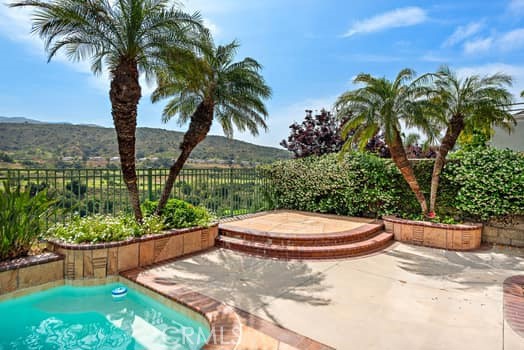 18 Beaconsfield, Rancho Santa Margarita CA: https://media.crmls.org/medias/4ebcb56f-0fb2-46e4-8faf-1416f07c9c28.jpg