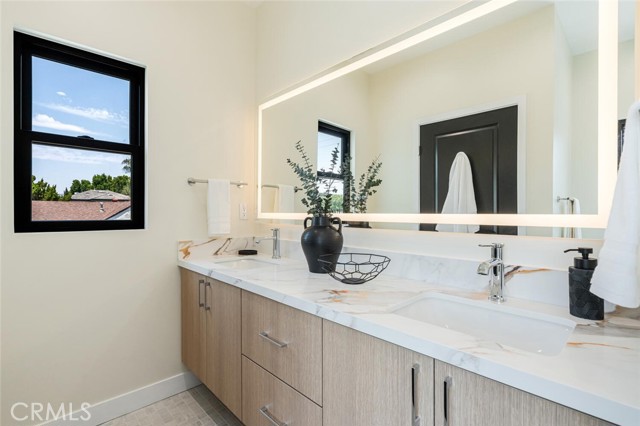 521 N Sparks Street, Burbank CA: https://media.crmls.org/medias/4ebce652-0887-483a-b9b9-7ca362a79688.jpg
