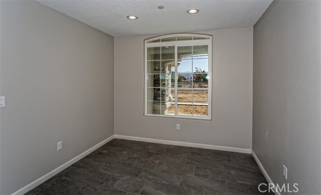 Detail Gallery Image 10 of 29 For 10399 Fifth Ave, Hesperia,  CA 92345 - 4 Beds | 2/1 Baths