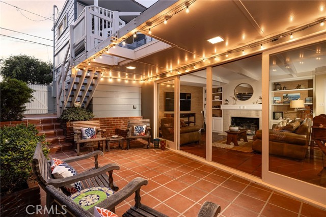 305 Poinsettia Avenue, Corona del Mar CA: https://media.crmls.org/medias/4ebf7c61-5f99-4392-b382-8921ccd13f7e.jpg