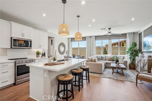 Detail Gallery Image 7 of 20 For 6362 Moonfire Ln, Fontana,  CA 92336 - 4 Beds | 3 Baths