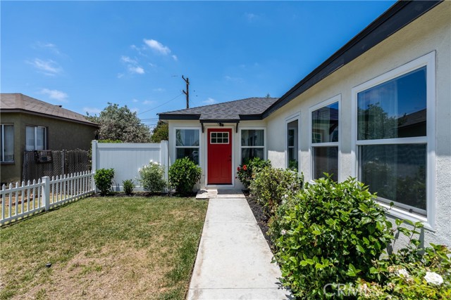 Detail Gallery Image 2 of 21 For 2241 Grand Ave, Long Beach,  CA 90815 - 4 Beds | 2 Baths
