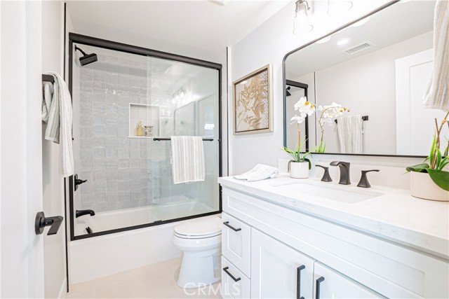 Upper Level En-Suite Bathroom.