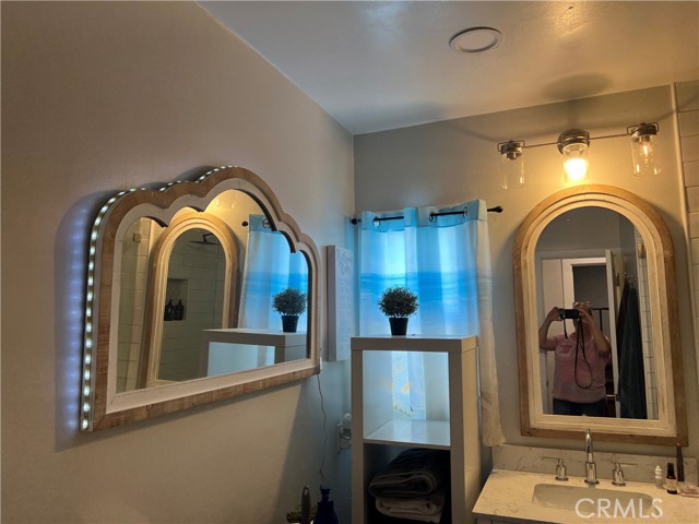 Detail Gallery Image 5 of 13 For 5713 Woodman, Valley Glen,  CA 91401 - 2 Beds | 1 Baths