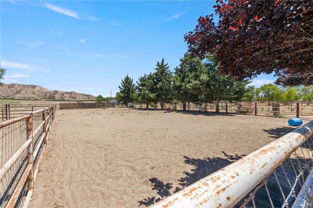 4333 Highway 33, New Cuyama CA: https://media.crmls.org/medias/4ecdfd36-6d30-4d31-93a2-01cbd8f40127.jpg