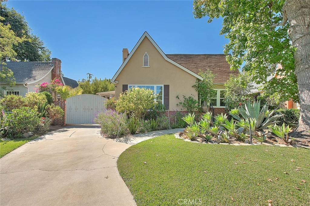 427 S Grand Oaks Avenue