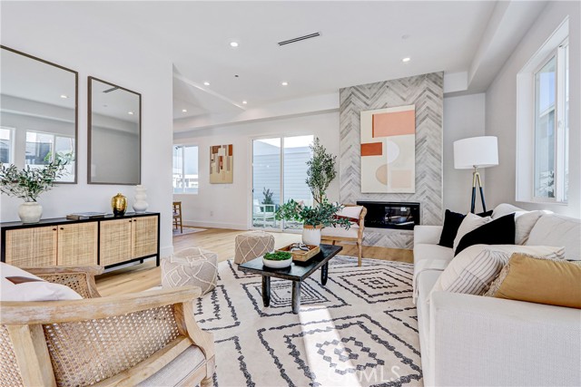 Direct yard access Direct yard access