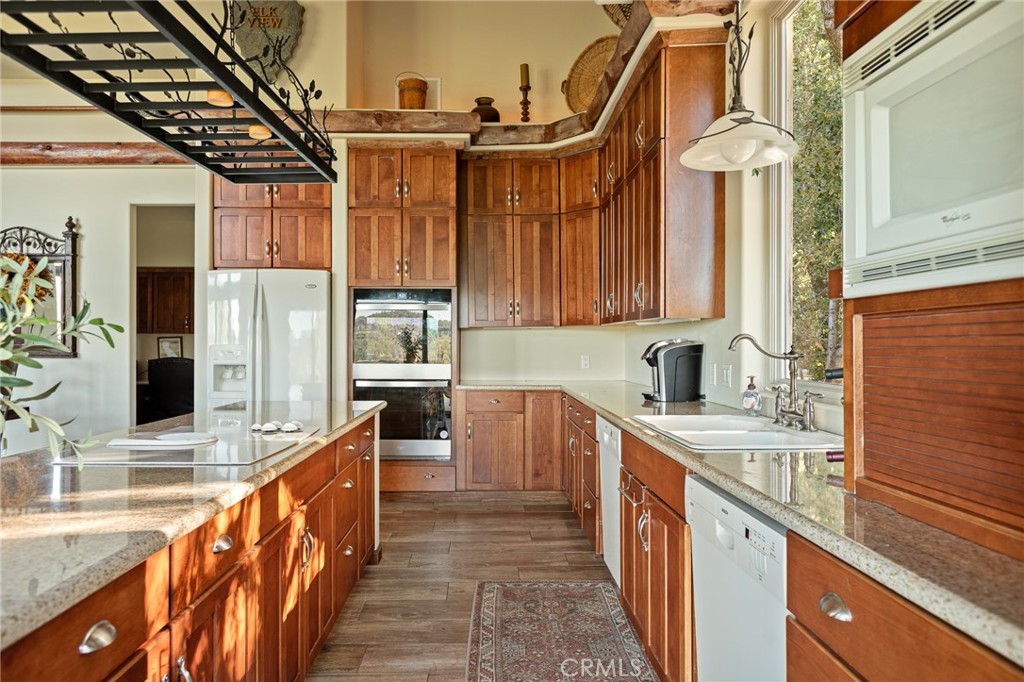 https://media.crmls.org/medias/4ed125a4-8833-4704-8c5e-796460db17be.jpg?preset=X-Large