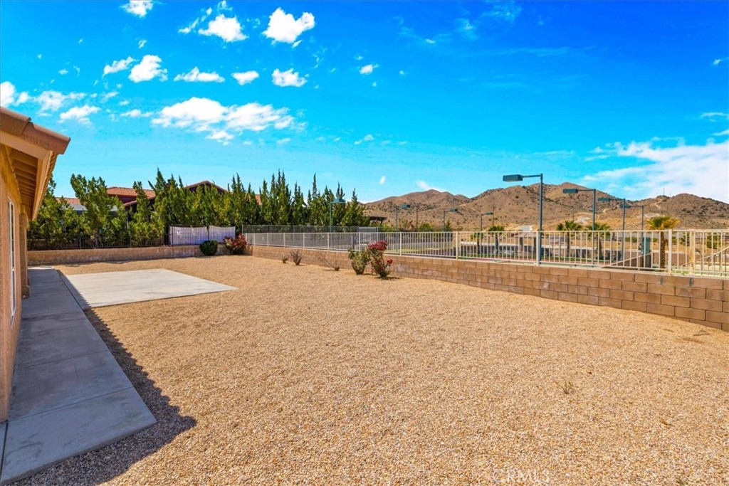 https://media.crmls.org/medias/4ed22679-28e1-481c-887b-028831ee4a85.jpg?preset=X-Large