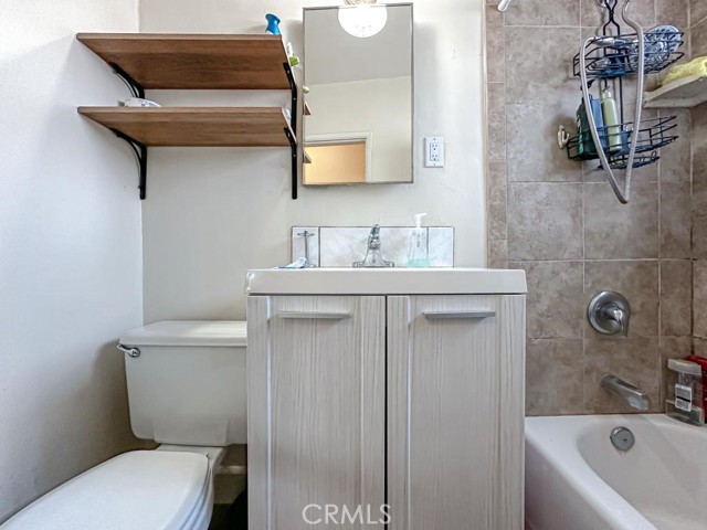 3915 E 11th Street, Long Beach CA: https://media.crmls.org/medias/4ed56f0b-b1f3-44ba-b796-8165c4164881.jpg