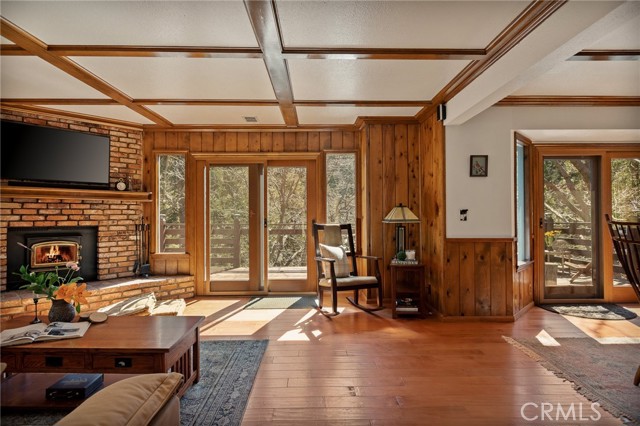 Detail Gallery Image 2 of 45 For 915 Trinity, Lake Arrowhead,  CA 92352 - 5 Beds | 3/1 Baths