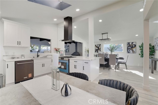 Detail Gallery Image 6 of 13 For 405 S Clara, Santa Ana,  CA 92703 - 4 Beds | 2 Baths