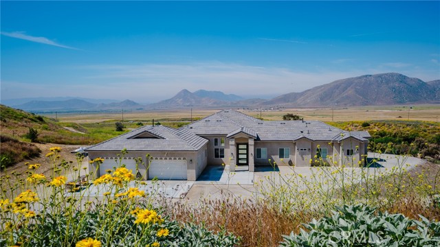 Detail Gallery Image 2 of 24 For 13454 Laurene Ln, Moreno Valley,  CA 92555 - 6 Beds | 5 Baths