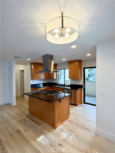 Detail Gallery Image 2 of 17 For 400 S Flower #8,  Orange,  CA 92868 - 3 Beds | 2/1 Baths