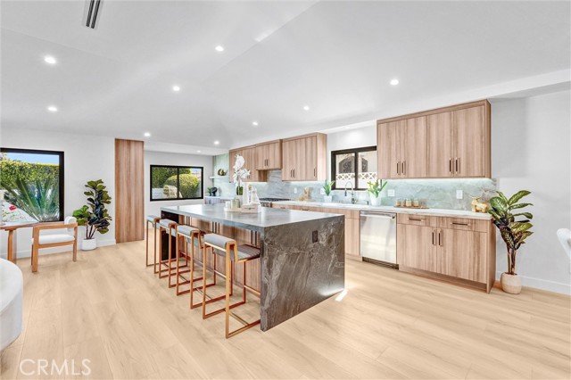 6847 Katherine, Van Nuys CA: https://media.crmls.org/medias/4ee4926f-1b68-4627-8b71-2a13fbf4e51a.jpg