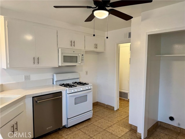Detail Gallery Image 10 of 18 For 1682 W Cindy Ln #B,  Anaheim,  CA 92802 - 2 Beds | 2 Baths
