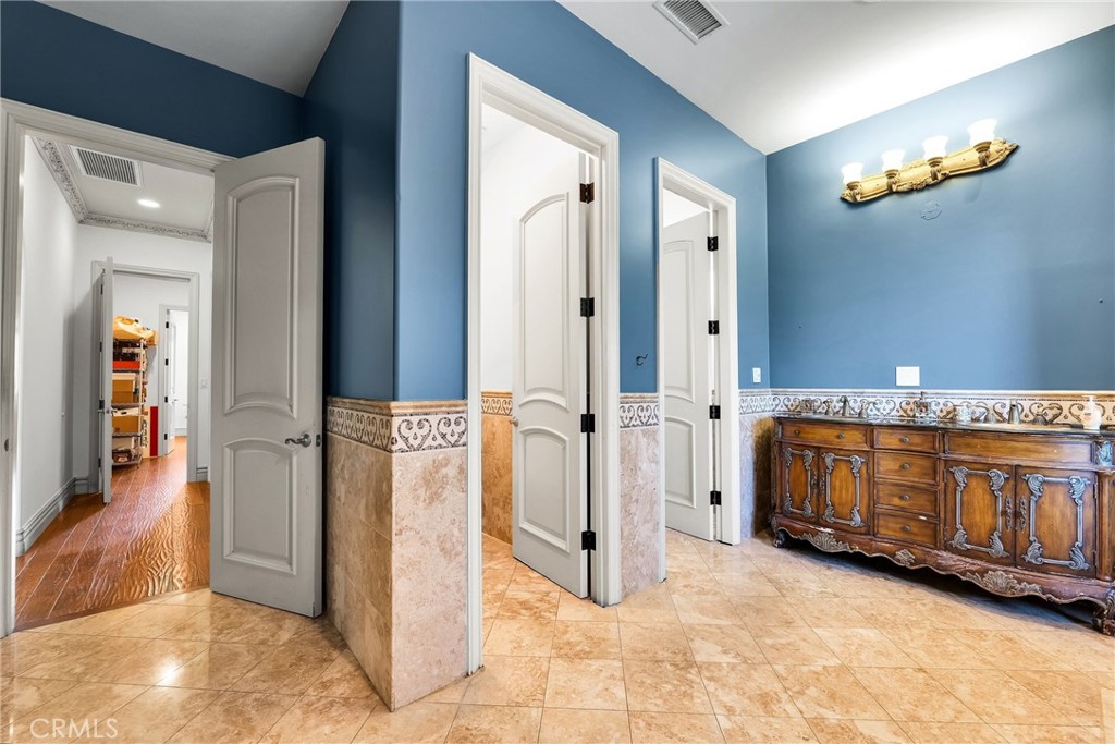 https://media.crmls.org/medias/4eeb3dfd-6fe7-45d9-9eb6-1d7e6060391a.jpg?preset=X-Large
