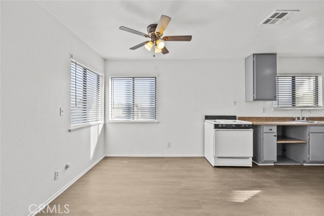 Detail Gallery Image 6 of 26 For 38501 Larkin Ave #4,  Palmdale,  CA 93550 - 2 Beds | 1 Baths