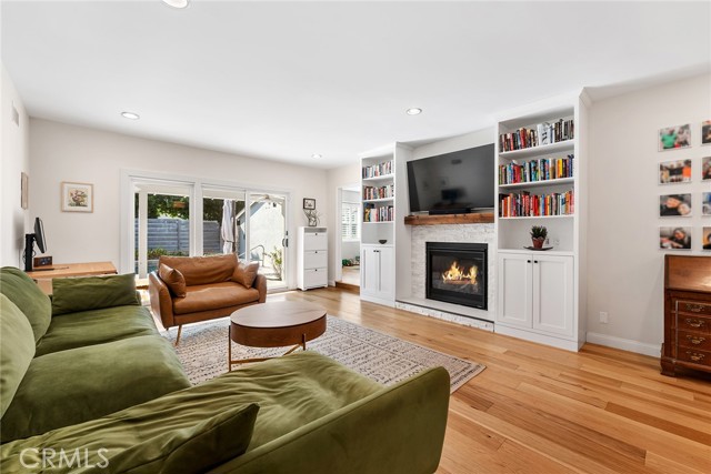 23642 Oxnard Street, Woodland Hills CA: https://media.crmls.org/medias/4ef22286-0610-419c-b00e-8f46cffd5e5c.jpg