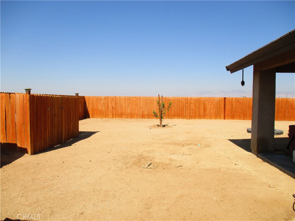 https://media.crmls.org/medias/4ef2fc6b-fe74-4541-8f7e-f36cec8fc9da.jpg?preset=X-Large