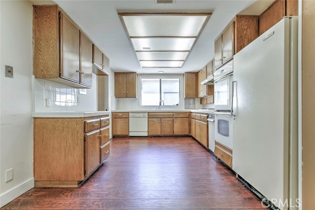 Detail Gallery Image 29 of 39 For 17522 Sherman Way #202,  Van Nuys,  CA 91406 - 2 Beds | 3 Baths