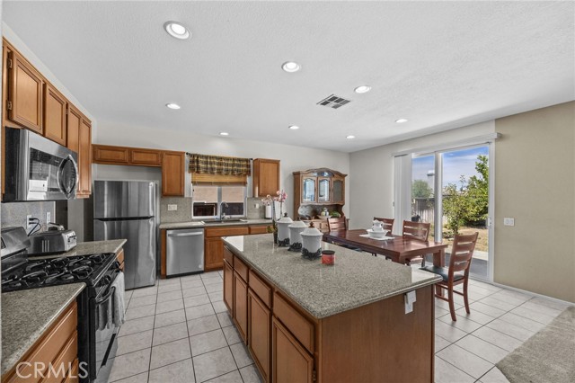 Detail Gallery Image 7 of 39 For 28402 Crestwood St, Menifee,  CA 92585 - 4 Beds | 3 Baths