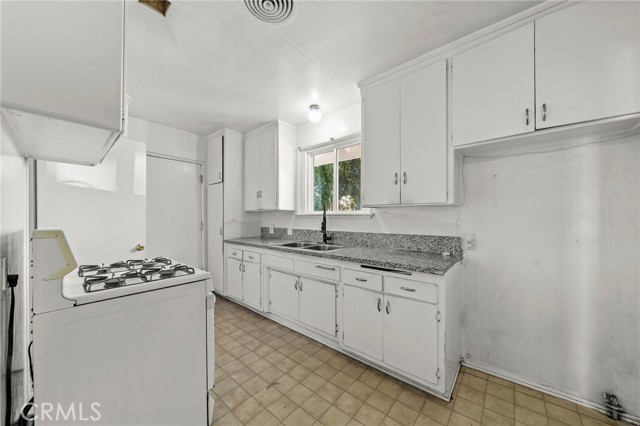 Detail Gallery Image 11 of 32 For 20644 Sherman Way, Winnetka,  CA 91306 - 3 Beds | 2 Baths