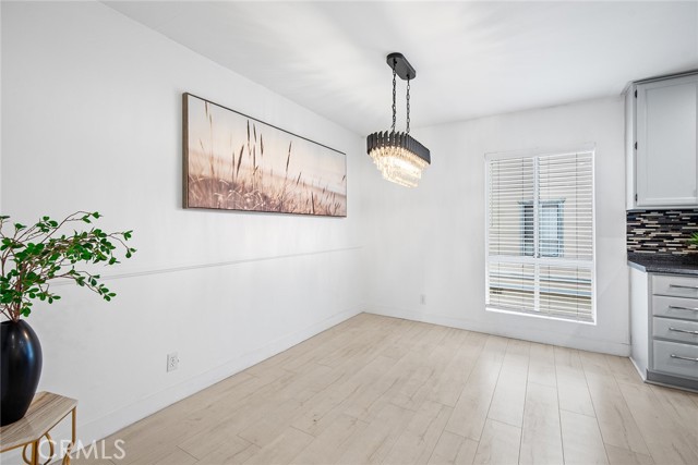 Detail Gallery Image 7 of 23 For 9901 Independence Ave #D,  Chatsworth,  CA 91311 - 2 Beds | 2 Baths