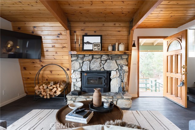 Detail Gallery Image 6 of 45 For 1117 Crater Mountain, Big Bear City,  CA 92314 - 5 Beds | 3 Baths