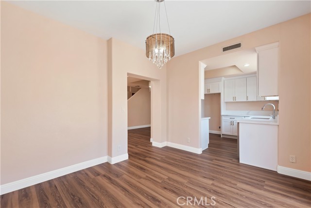 Detail Gallery Image 8 of 38 For 19017 Gault St #103,  Reseda,  CA 91335 - 3 Beds | 3 Baths