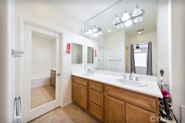 26972 Pebble Beach Drive, Valencia CA: https://media.crmls.org/medias/4efef415-77fe-4893-bcf3-0a122b6c2a75.jpg