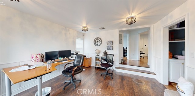Detail Gallery Image 3 of 7 For 6000 Woodman Ave a,  Van Nuys,  CA 91401 - 2 Beds | 1 Baths