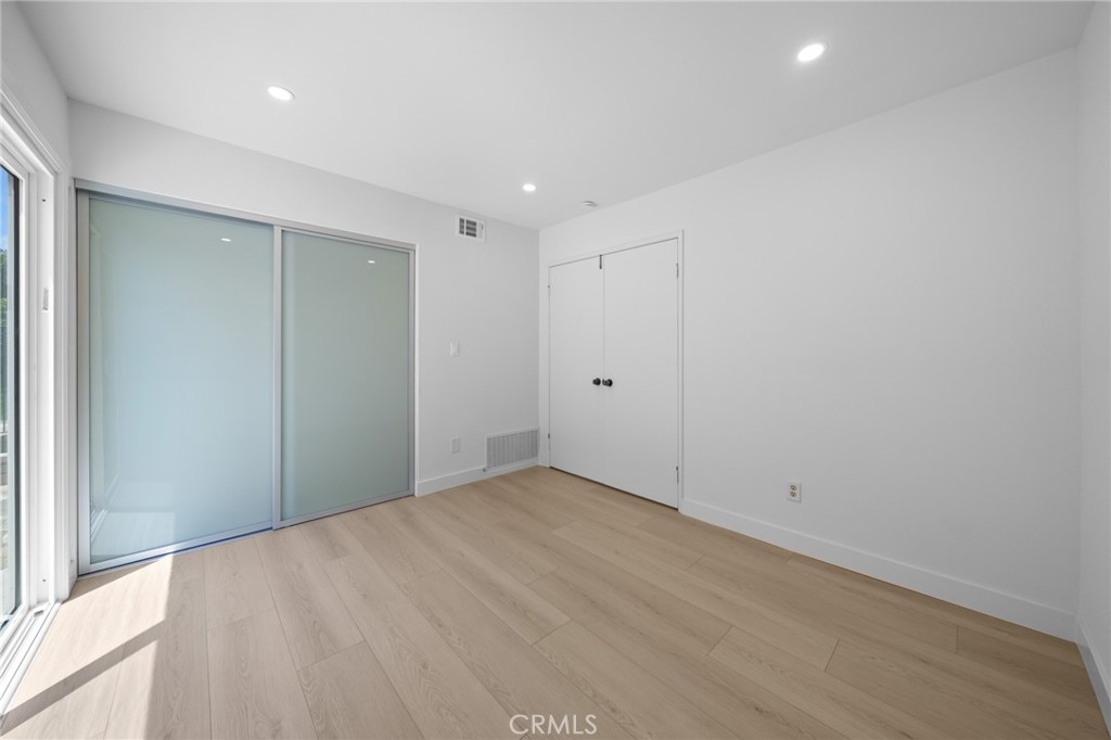 https://media.crmls.org/medias/4f0542d2-34e8-4e0f-b215-65f752fc58ae.jpg?preset=X-Large