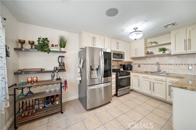 Detail Gallery Image 18 of 47 For 19950 Sherman Way Unit a a,  Winnetka,  CA 91306 - 3 Beds | 4 Baths