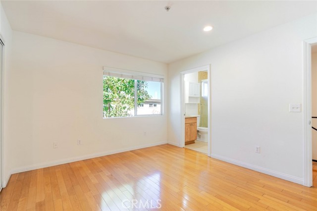 Detail Gallery Image 17 of 26 For 15053 Victory Bld #5,  Van Nuys,  CA 91411 - 2 Beds | 3 Baths