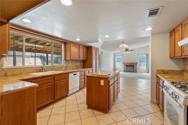 4740 Brookhill Ter, Jurupa Valley CA: https://media.crmls.org/medias/4f0948eb-1747-441b-aeb5-4f57e45069a7.jpg