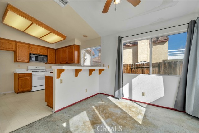 Detail Gallery Image 6 of 30 For 4044 Belleshire, Palmdale,  CA 93552 - 3 Beds | 2 Baths