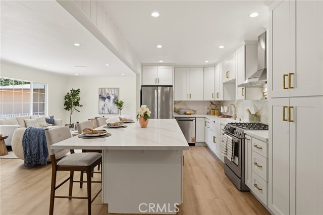 Detail Gallery Image 9 of 51 For 6539 Noble Avenue, Van Nuys,  CA 91411 - 4 Beds | 4 Baths