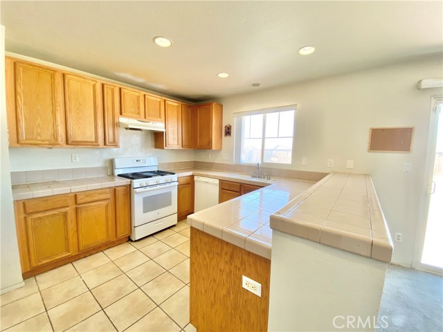 Detail Gallery Image 9 of 26 For 16926 Grand Triassic Ln, Victorville,  CA 92394 - 3 Beds | 2/1 Baths