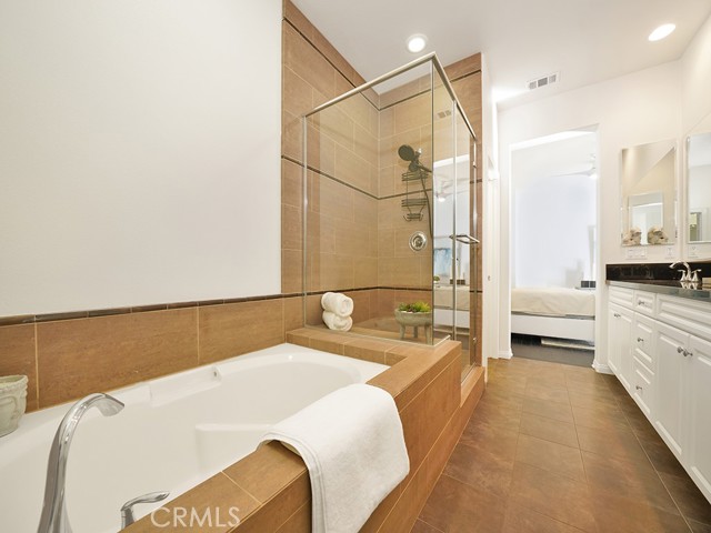 Spacious and Luxurious Main en-suite Bathroom