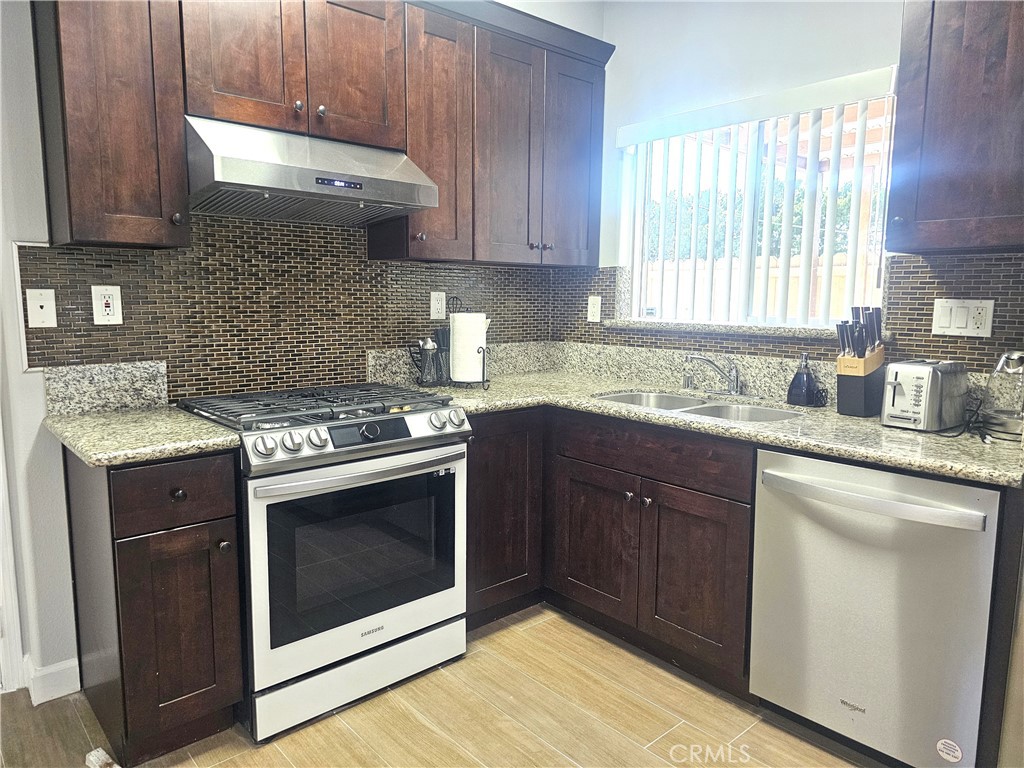 https://media.crmls.org/medias/4f1f6b40-51db-464c-b88d-2932b4b7c786.jpg?preset=X-Large