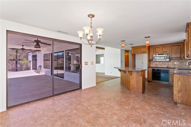 21998 Strawberry Lane, Canyon Lake CA: https://media.crmls.org/medias/4f22357e-5192-483c-a6d5-0c42a80ed9fd.jpg