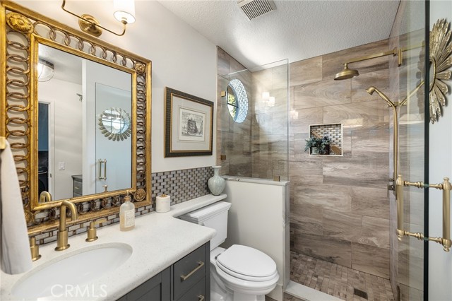 29122 Laurel Valley Drive, Vista CA: https://media.crmls.org/medias/4f23ebc9-6f24-4314-8384-f6f948531353.jpg