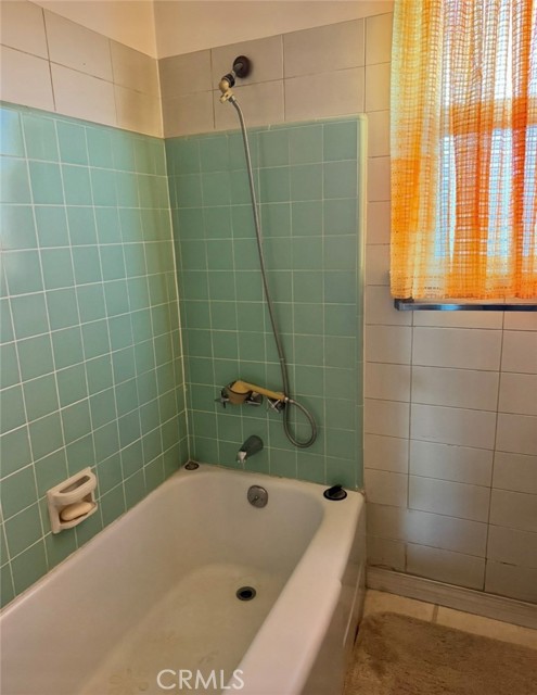 Detail Gallery Image 9 of 13 For 16917 S Catalina Ave, Gardena,  CA 90247 - 3 Beds | 2/1 Baths