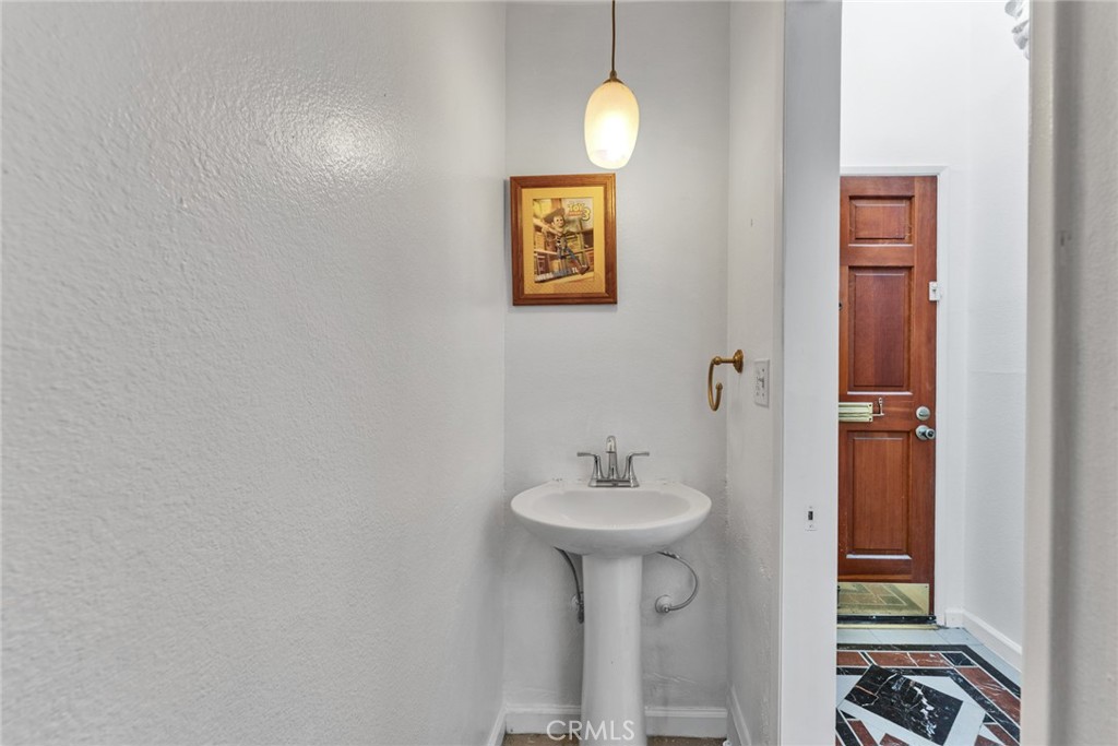 https://media.crmls.org/medias/4f2758a9-6b27-46be-8de5-89c1f57401cf.jpg?preset=X-Large