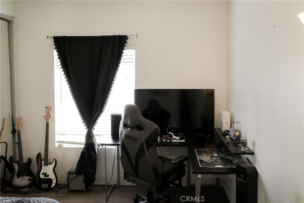 https://media.crmls.org/medias/4f27cfb9-be09-4f17-b07d-117bf650421c.jpg?preset=X-Large